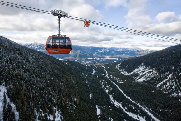 In Whistler fliegen die Gondeln hoch über das Tal hinweg.