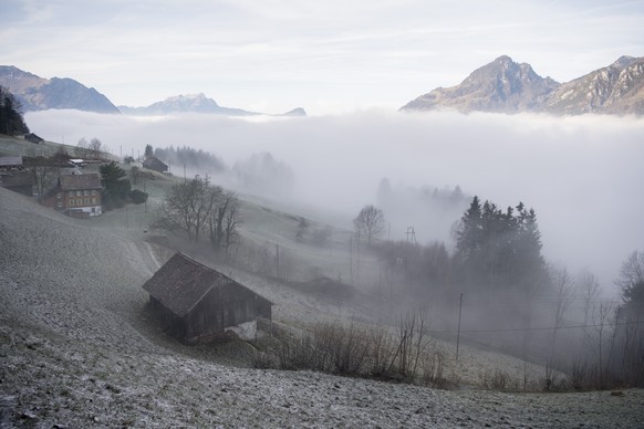 Die Nebelgrenze am Nebelmeer ueber dem Vierwaldstaettersee bei Seelisberg im Kanton Uri am Dienstag 13. Dezember 2016.(KEYSTONE/Urs Flueeler)

A sea of fog covers the Lake Lucerne near Seelisberg, can ...