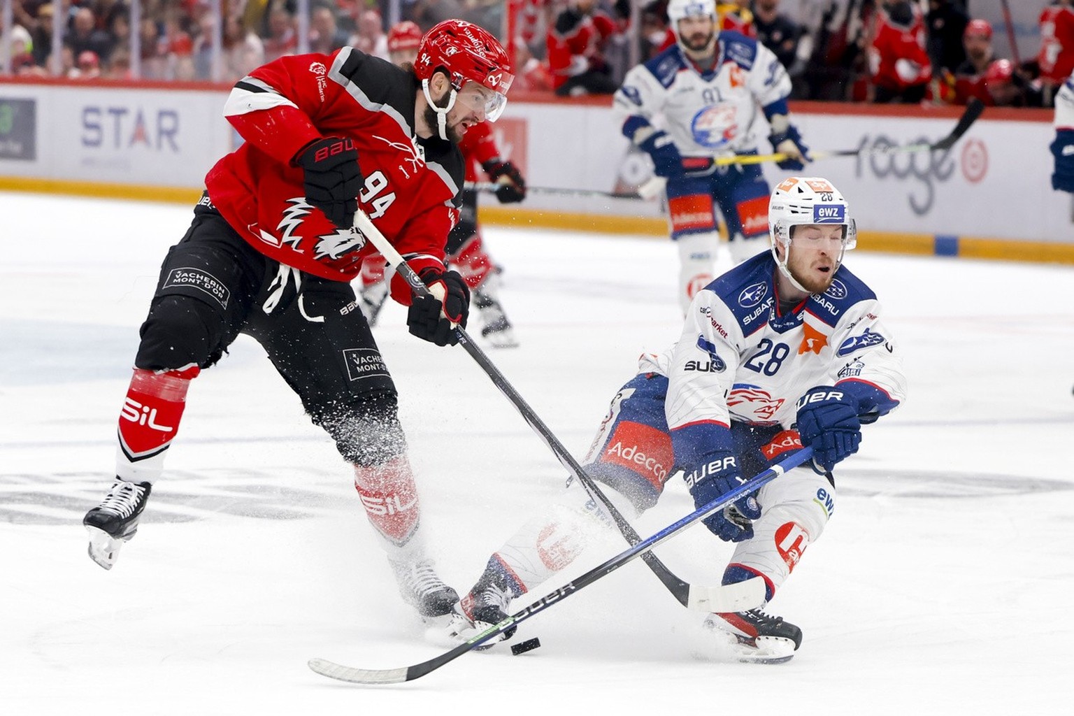 Tim Bozon (LHC), gauche, lutte pour le puck avec Jesper Froeden (ZSC), droite, lors du 6eme match de la finale de play-off du championnat suisse de hockey sur glace de National League entre Lausanne H ...