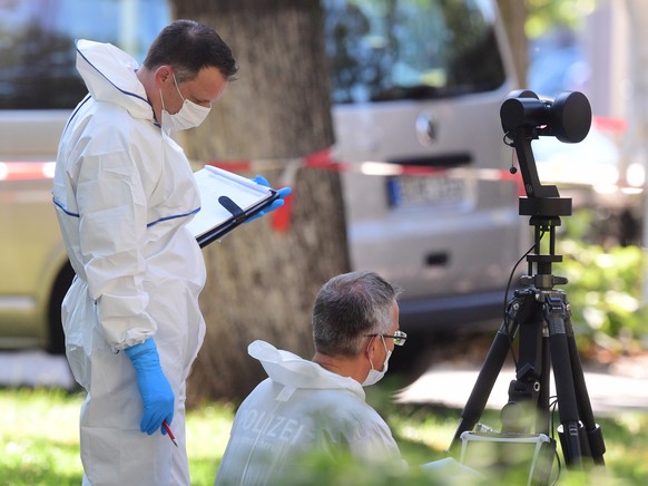 epa08725846 (FILE) - Police officers investigate a crime scene where a man was shot in the head in the Kleiner Tiergarten in Moabit, Berlin, Germany, 23 August 2019 (reissued 07 October 2020). A 55-ye ...