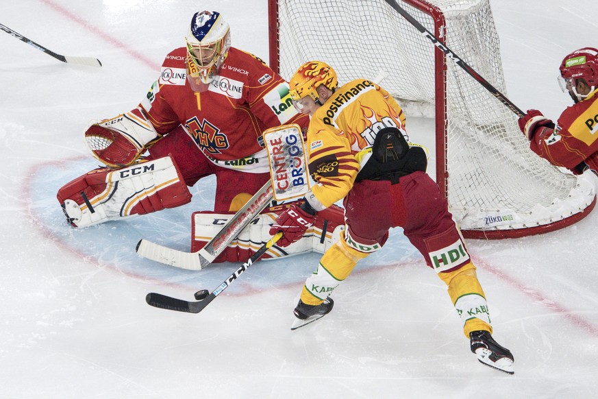 Biels Goalie Jonas Hiller, links, im Duell mit Langnaus Harri Pesonen im Eishockey Meisterschaftsspiel der National League zwischen dem EHC Biel und den SCL Tigers, am Dienstag, 13. November 2018, in  ...