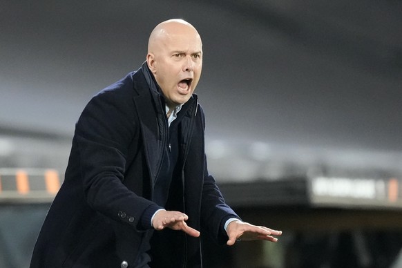Feyenoord&#039;s head coach Arne Slot reacts to his players during the Europa League play off, first leg soccer match between Feyenoord and Roma at De Kuip stadium in Rotterdam, Netherlands, Thursday, ...