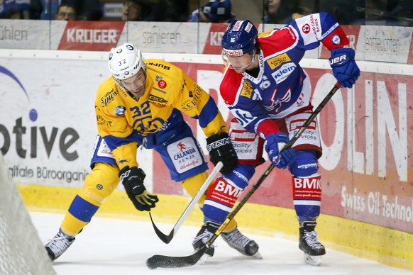 HC Davos Verteidiger Noah Schneeberger, links, gegen EHC Kloten Stuermer Daniele Grassi waehrend dem Eishockey-Meisterschaftsspiel der National League A zwischen dem EHC Kloten und dem HC Davos am Sam ...