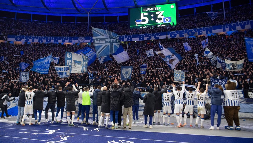 Fussball, Herren, Saison 2023/2024, DFB-Pokal Achtelfinale, Hertha BSC - Hamburger SV, Hertha bei den Fans in der Ostkurve, Jubel nach dem Sieg mit 5:3 im Elfmeterschie