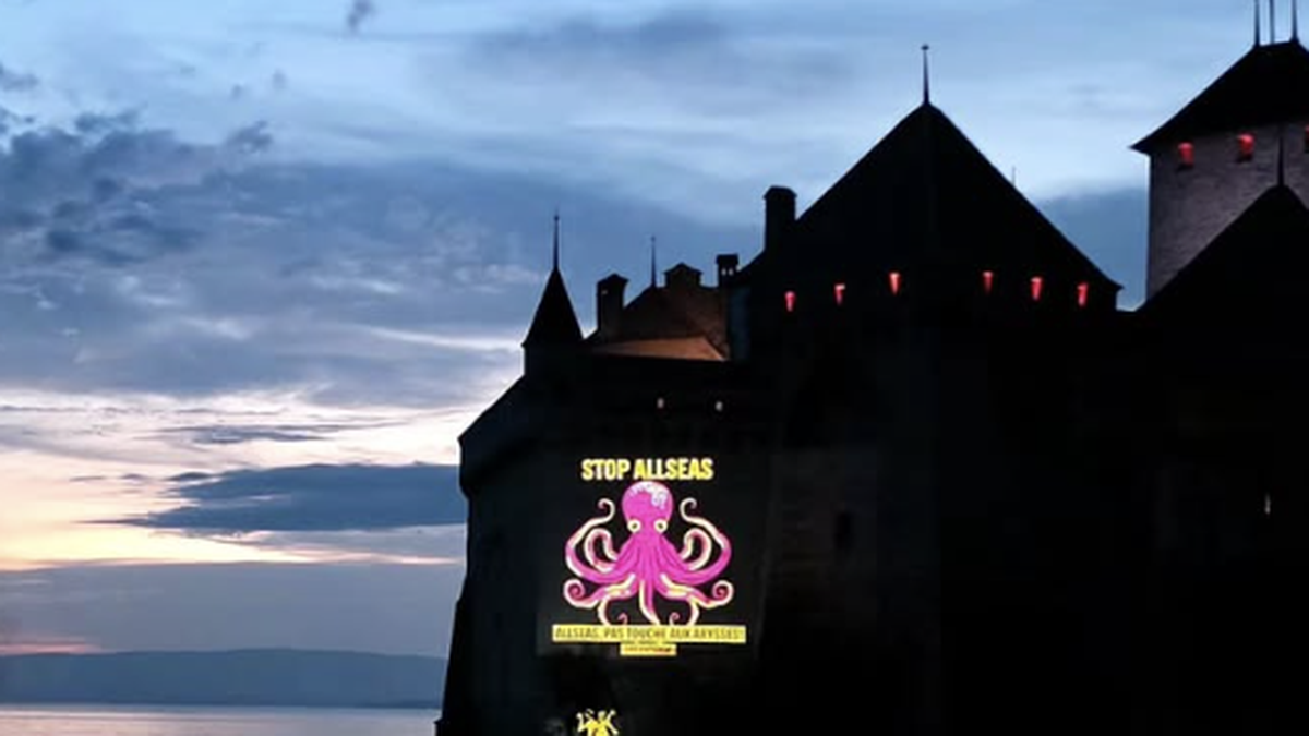 Greenpeace-protestiert-mit-Fotos-und-Videos-an-Schloss-Chillon-VD-gegen-Tiefseebergbau