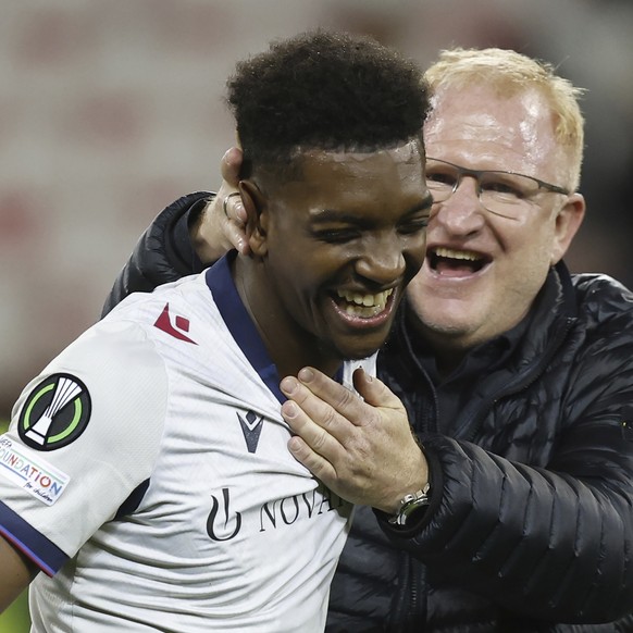 Basel&#039;s head coach Heiko Vogel, right, celebrates with player Andy Pelmard after the UEFA Conference League quarter final soccer match between OGC Nice of France and Switzerland&#039;s FC Basel 1 ...