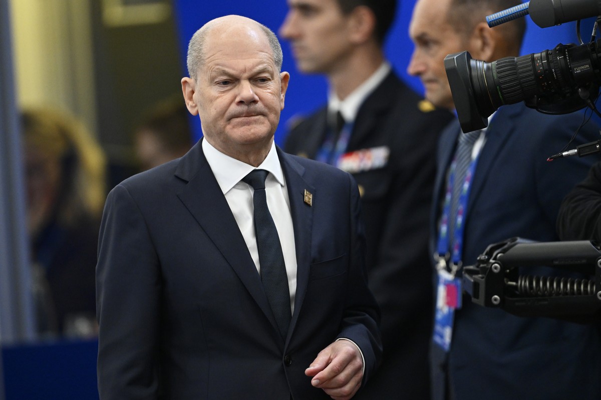 Germany's Chancellor Olaf Scholz arrives for a plenary session during an EU Summit at the Puskas Arena in Budapest, Friday, Nov. 8, 2024. (AP Photo/Denes Erdos)