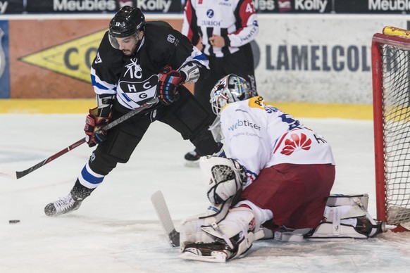 Gotteron Spieler John Fritsche, links, bedraengt Klotens Goalie Dennis Saikkonen waehrend dem Eishockey-Meisterschaftsspiel der National League zwischen dem HC Fribourg-Gotteron und dem EHC Kloten am  ...