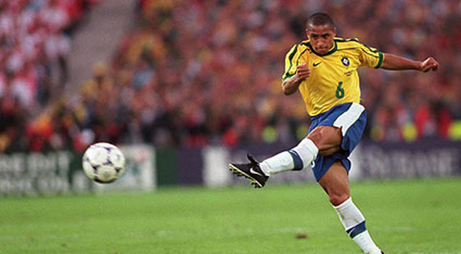Roberto Carlos tritt gegen Frankreich seinen Freistoss für die Ewigkeit
