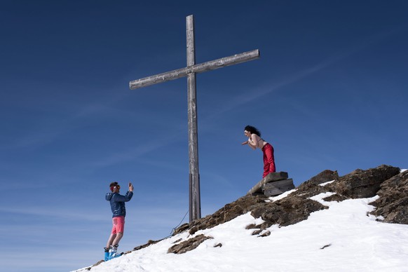epaselect epa04698463 Miro and Nada are taking photographs on the Rothorn mountain, in the Lenzerheide ski resort, Eastern Switzerland, 10 April 2015. The season 2014/15 was a difficult one for the ski resorts in Switzerland, due to bad weather conditions and hard currency.  EPA/GIAN EHRENZELLER