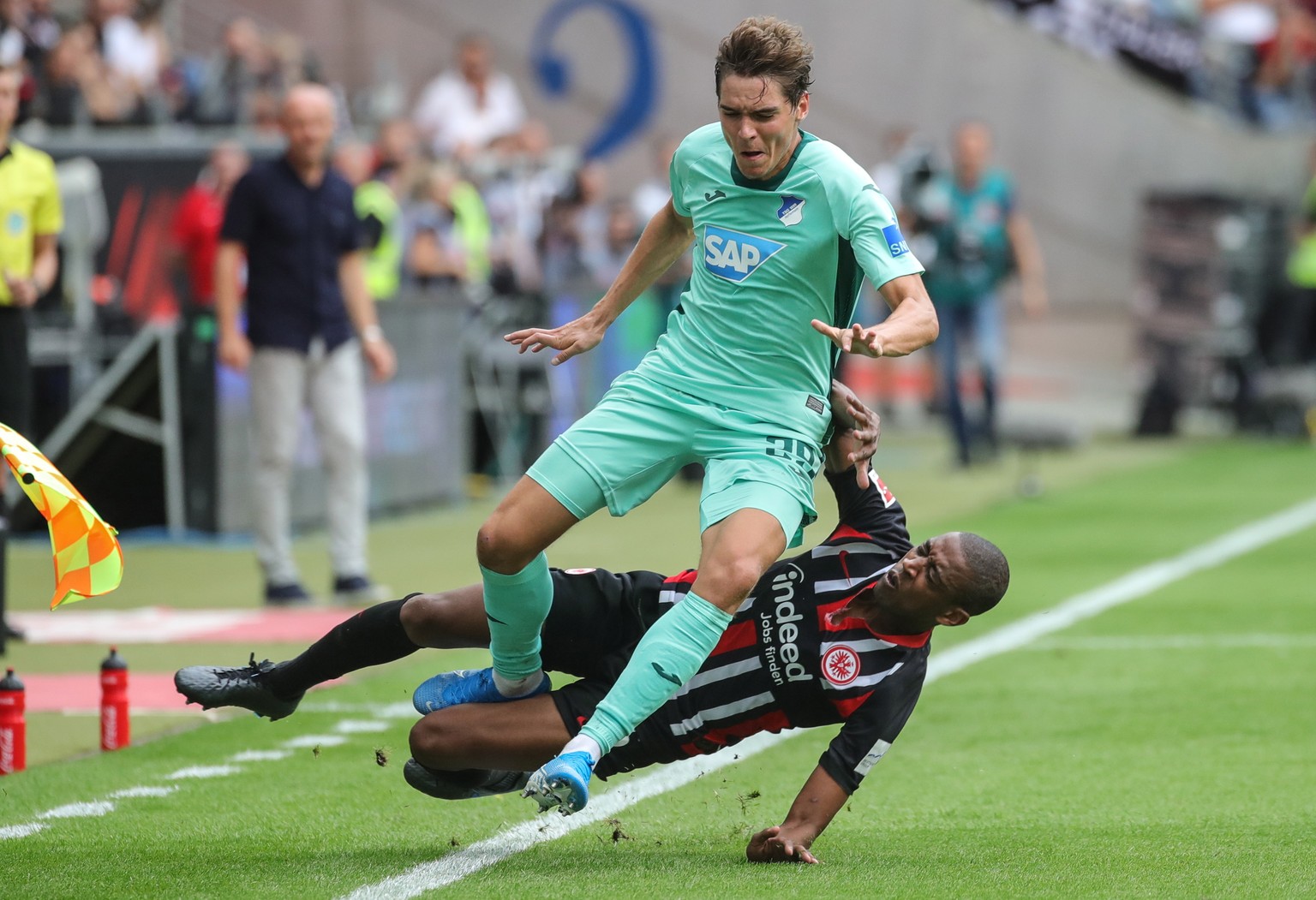 epa07779398 Frankfurt&#039;s Gelson Fernandes (down) in action against Hoffenheim&#039;s Robert Skov during the German Bundesliga soccer match between Eintracht Frankfurt and TSG Hoffenheim in Frankfu ...