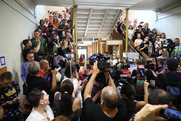 Russia Former Mayor Military Discrediting Charges 8260017 25.08.2022 Journalists and supporters of former Yekaterinburg mayor Yevgeny Roizman gather at Verkh-Isetskiy District Court, in Yekaterinburg, ...