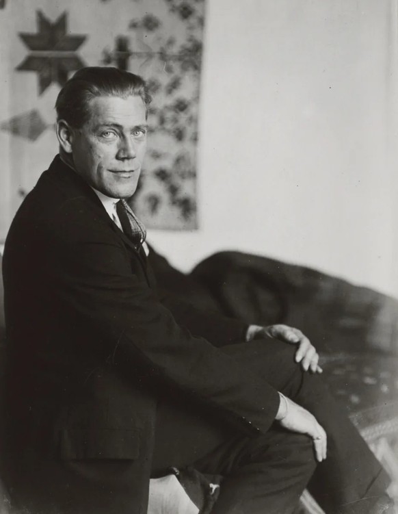 Fotografie von Han Coray, aufgenommen von Berenice Abbott zwischen 1925 und 1930.
https://www.clarkart.edu/ArtPiece/Detail/Portrait-of-Hans-Coray-(1)