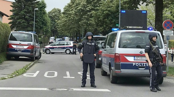 In Bregenz hat sich am Montagvormittag, 25. Juni 2018, ein Mann mit einer Schusswaffe in einer Wohnung verschanzt. Die zunaechst von der Polizei in Bregenz als verletzt genannte Person ist tot. Im Bil ...