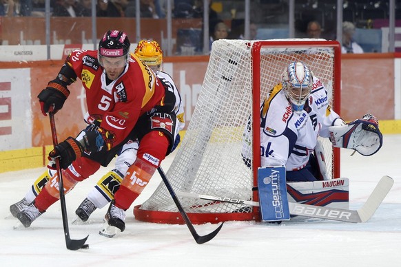 Berns Patrik Nemeth, vorne, Klotens PostFinance Topscorer Miro Aaltonen und Klotens Torhueter Juha Metsola in Aktion im Eishockey Meisterschaftsspiel der National League zwischen dem SC Bern und EHC K ...