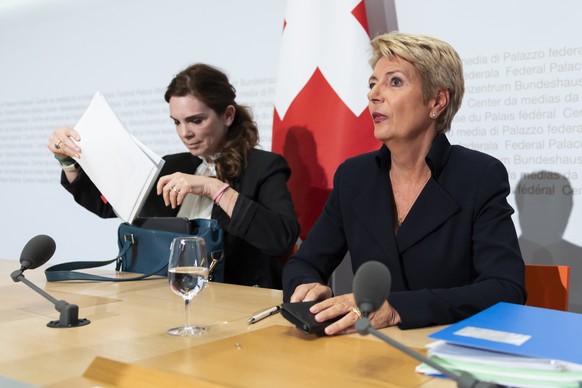 Bundesraetin Karin Keller-Sutter, rechts, und Daniela Stoffel Staatssekretaerin fuer internationale Finanzfragen (SIF), am Ende einer Medienkonferenz des Bundesrates zur Aenderung des Bankengesetzes ( ...