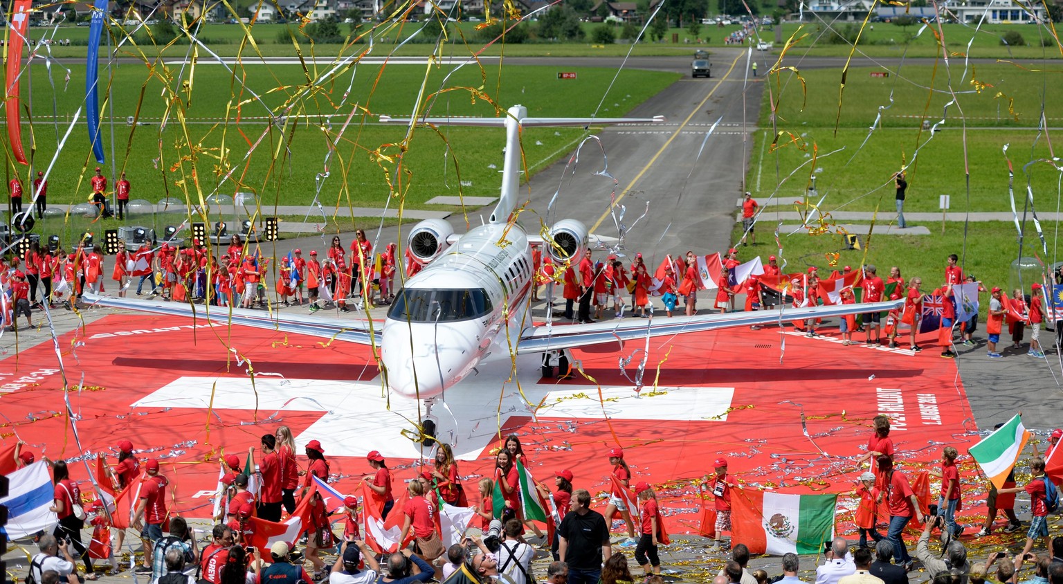 epaselect epa04337671 The new Pilatus PC-24 is displayed during the rollout in Stans, Switzerland, 01 August 2014. The PC-24 is a twin-engine business jet developed by Pilatus Aircraft. The aircraft w ...