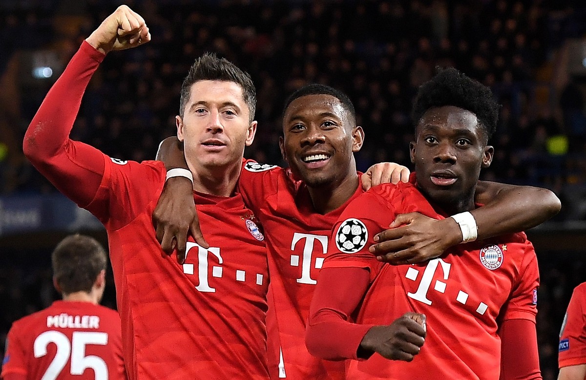 epa08247874 Bayern's Robert Lewandowski (L) celebrates scoring the third goal with Bayern's David Alaba (C) and Bayern's Alphonso Davies (R) during the UEFA Champions League Round of 16 ...