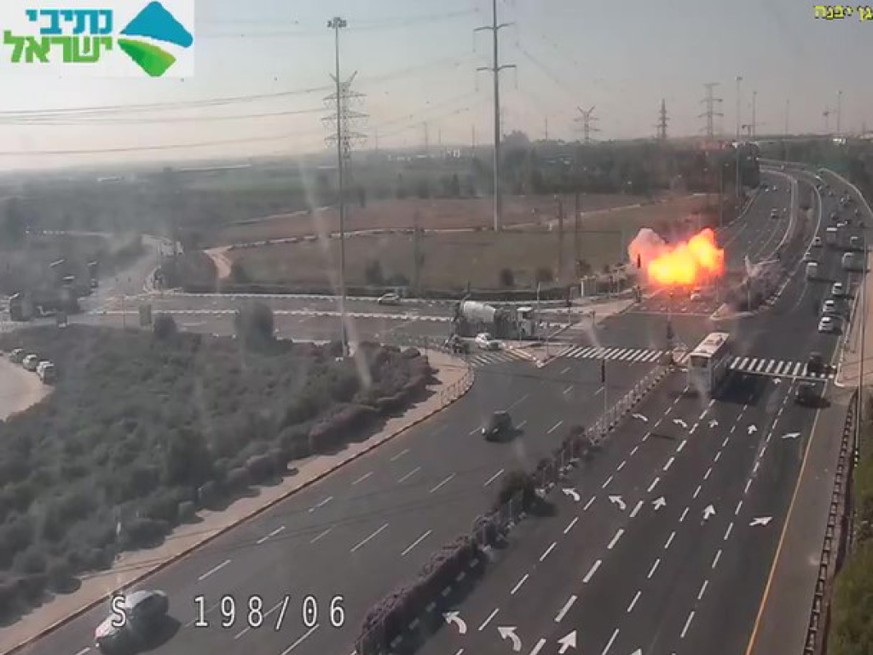 Einschlag einer mutmasslich aus dem Gazastreifen abgefeuerten Rakete bei einer Strasse in der israelischen Stadt Ashdod.