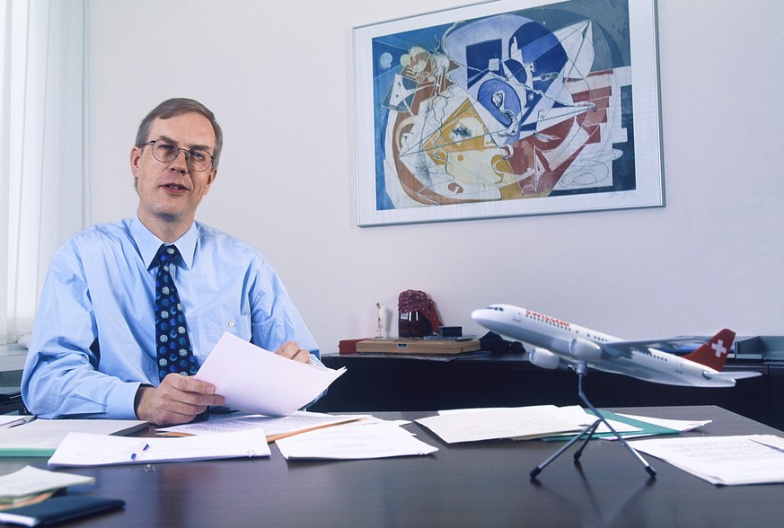 Portrait von Philippe Bruggisser, CEO der Schweizer Fluggesellschaft Swissair, aufgenommen im Februar 1996 in seinem Buero. (KEYSTONE/Martin Ruetschi)