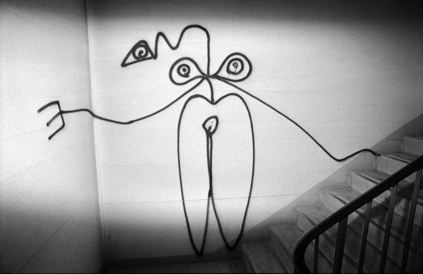 Figur des als &quot;Sprayer von Zuerich&quot; bekannt gewordenen Kuenstlers Harald Naegeli, aufgenommen im Jahre 1984 im Treppenhaus des Parkhauses Hohe Promenade in Zuerich. (KEYSTONE/Str)