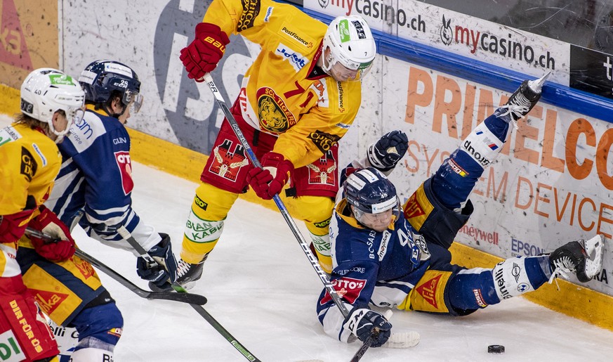 Carl Klingberg, rechts, von Zug im Spiel gegen Larri Leeger, mitte, von Langnau beim Eishockey Meisterschaftsspiel in der Qualifikation der National League zwischen dem EV Zug und den SCL Tigers vom M ...