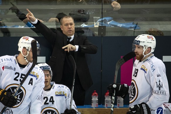 Luganos Maxim Lapierre, Luganos Jani Lajunen, Luganos Cheftrainer Greg Ireland und Luganos Raffaele Sannitz, von links, im ersten Eishockey Playoff-Viertelfinalspiel der National League zwischen dem E ...