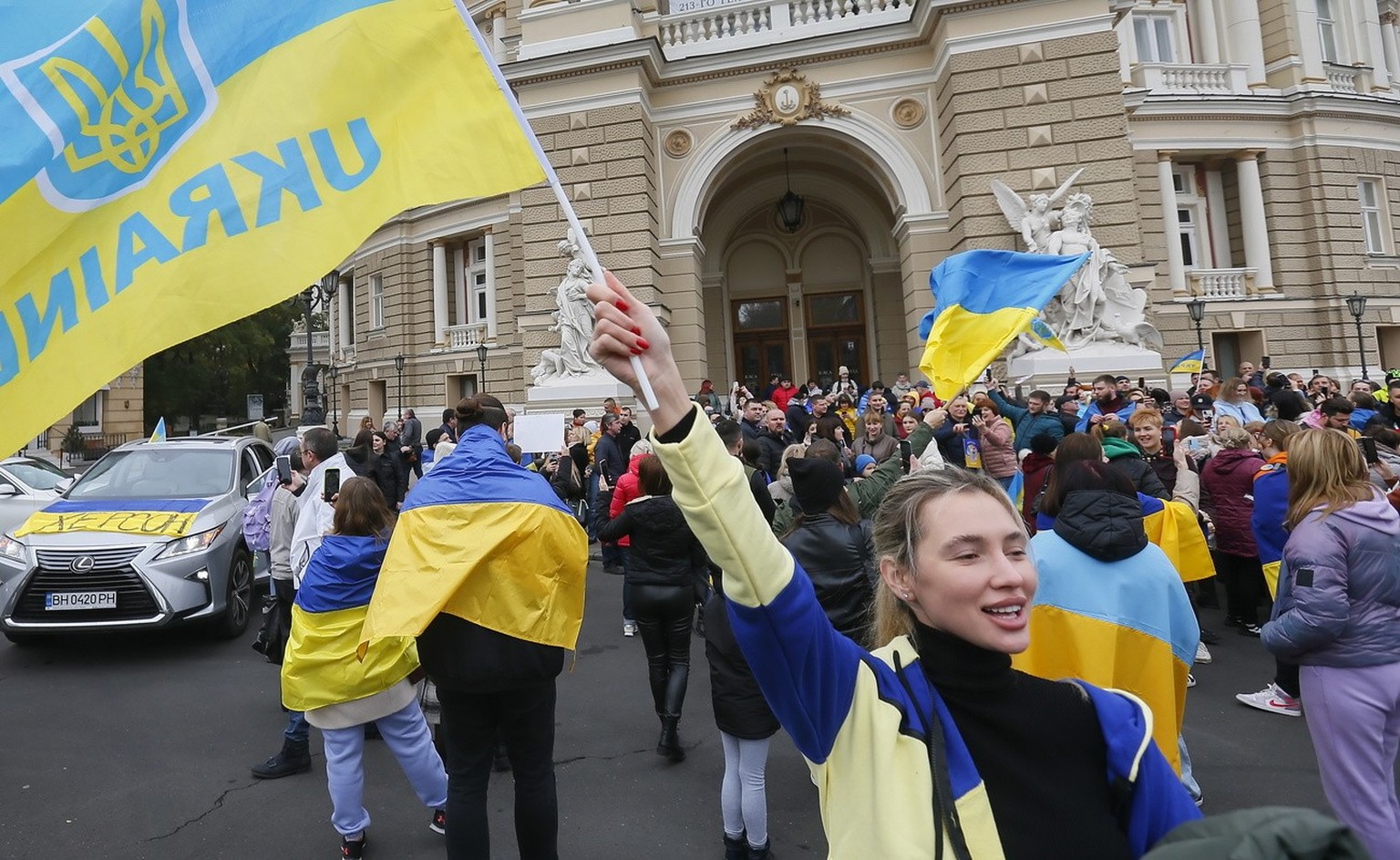 epa10302065 Ukrainians who lived in Kherson and left it due to the Russian occupation, celebrate in downtown of the South Ukrainian city of Odesa, 12 November 2022. Ukrainian troops came into Kherson  ...