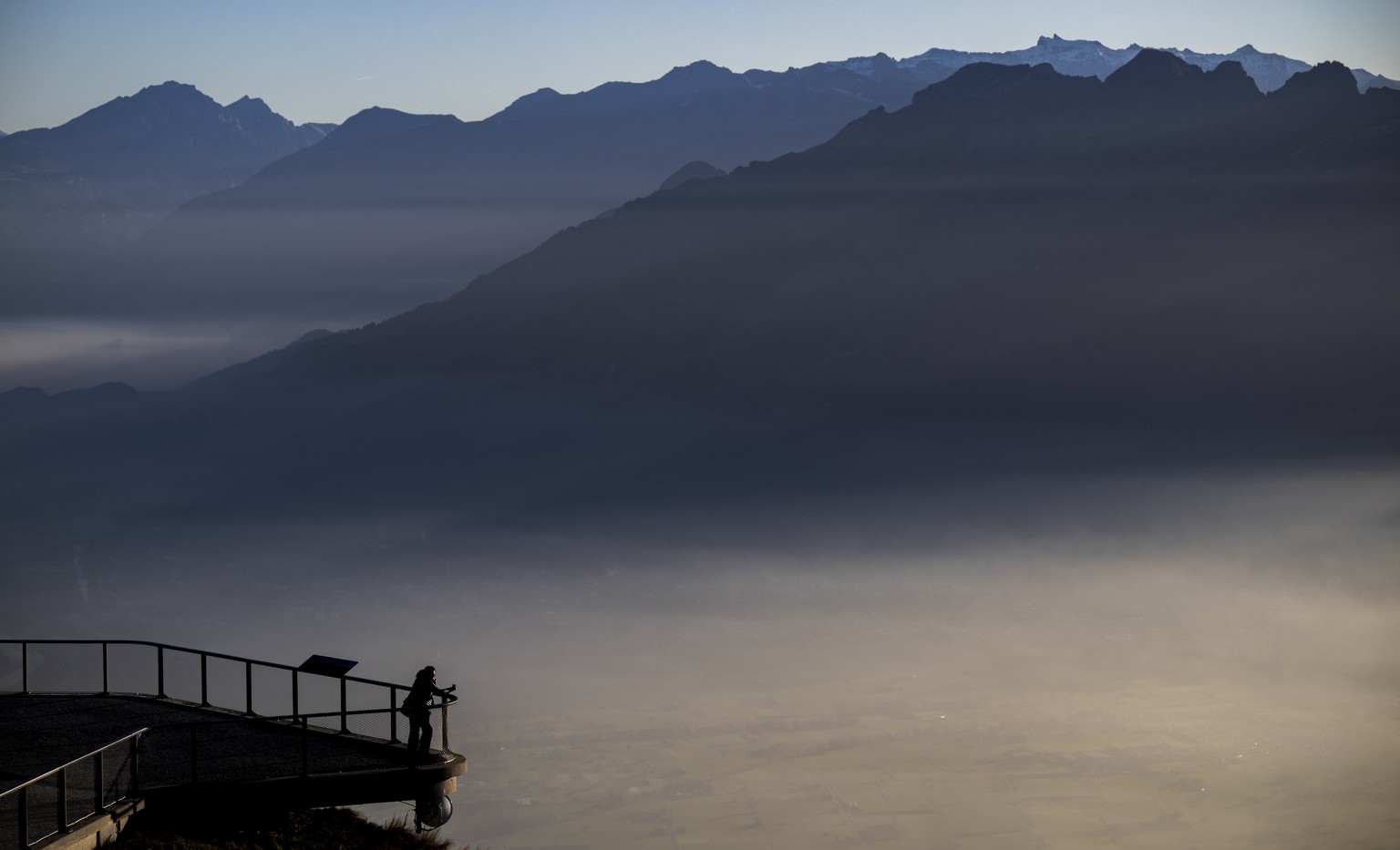 Besucher schauen aufs Nebelmeer, mit Blick auf das Rheintal mit der Alviergruppe, im Hintergrund der Ringelspitz, bei herbstlichem Wetter, am Montag, 4. November 2024, auf dem Hohen Kasten in Bruelisa ...
