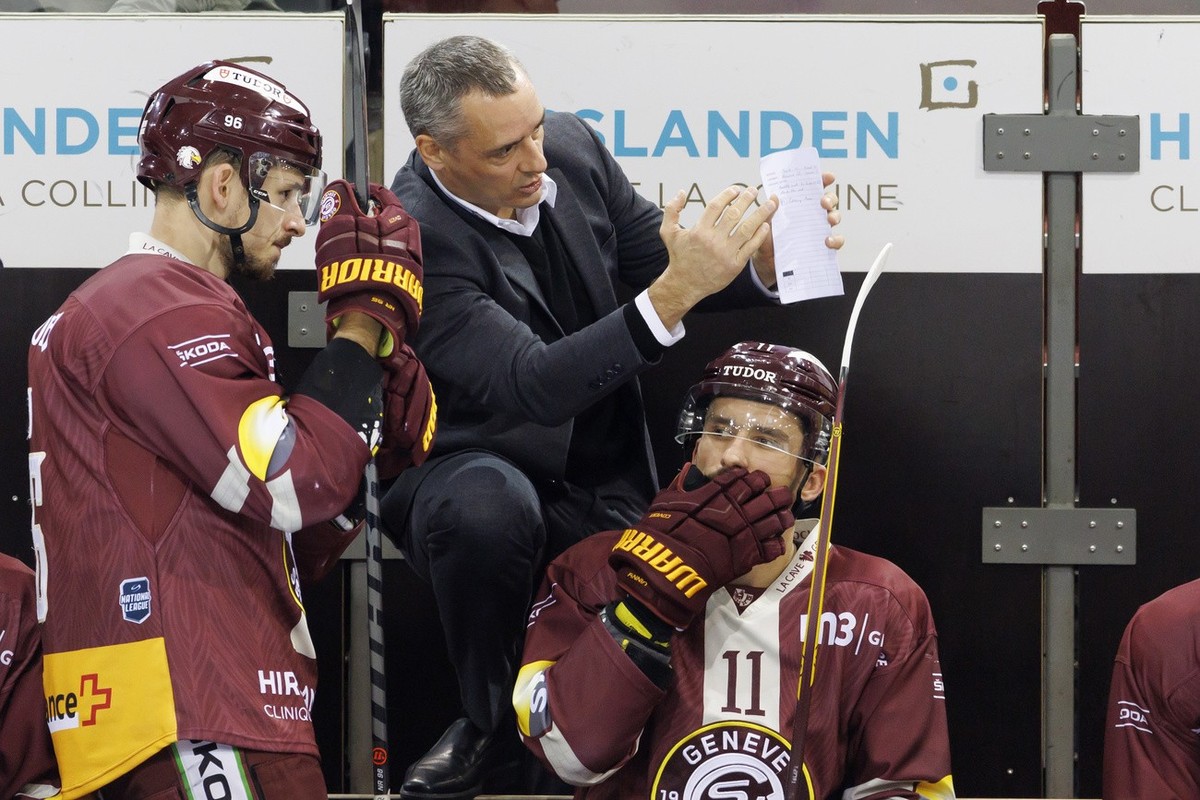 Geneve-Servette's Head coach Jan Cadieux talks with his captain forward Noah Rod, left, behind Geneve-Servette's forward Vincent Praplan #11, during a National League regular season game of  ...