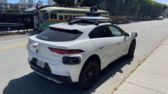 Das Waymo-Taxi hält ganz normal an der Strassenseite und wartet auf seine Passagiere.