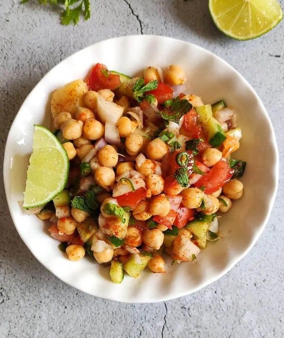 chaat salad indisch essen food kochen salat kichererbsen vegan https://greenbowl2soul.com/indian-chickpea-salad/