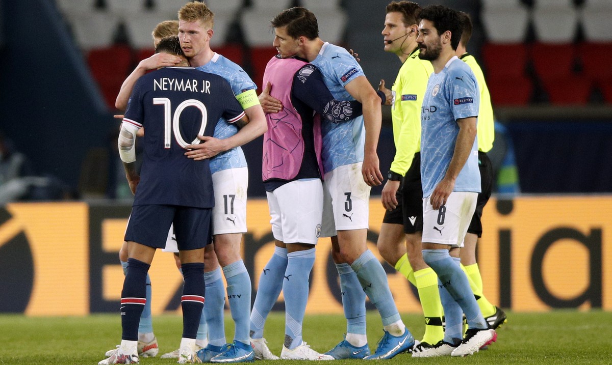 epaselect epa09166131 Paris Saint Germain's Neymar Jr (L) and Manchester City's Kevin De Bruyne (2-L) embrace each other at the end of the UEFA Champions League semi final, first leg soccer  ...