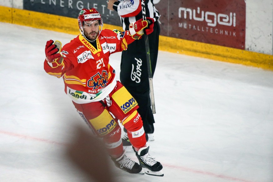 Biels Jason Fuchs feiert seinen Treffer mit Kollegen im Eishockey Meisterschaftsspiel der National League zwischen dem EHC Biel und dem HC Davos am Dienstag, 24. September 2019, in der Tissot Arena in ...