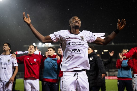 David Acquah (FCA), vorne, bejubelt sein 1-2 und den Sieg im Fussball Challenge League Spiel zwischen dem FC Vaduz und dem FC Thun, am Montag, 11. Mai 2025, im Rheinpark Stadion in Vaduz. (KEYSTONE/Gi ...
