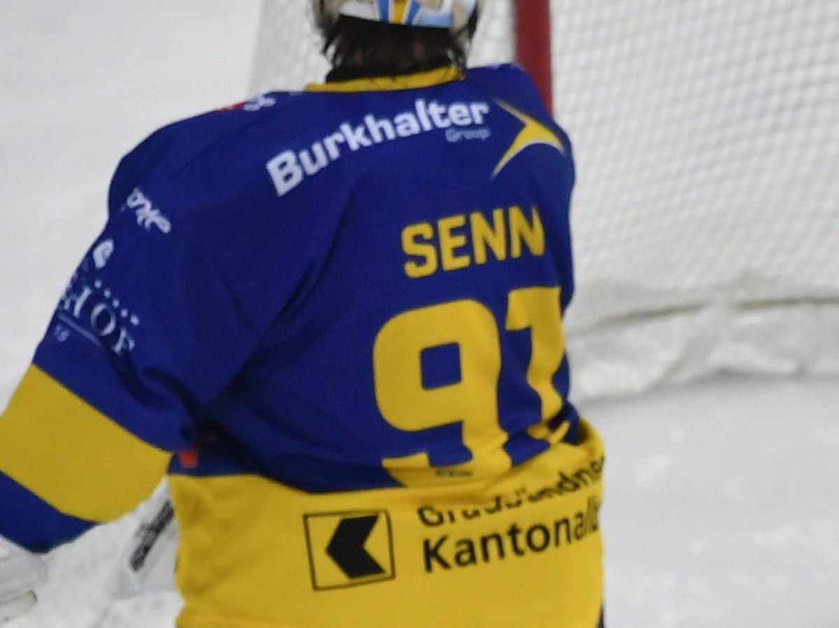 Die Langnauer Eero Elo, Mitte, und Raphael Kuonen bejubeln das 1-2 gegen den Davoser Gilles Senn, beim Eishockey-Qualifikationsspiel der National League A zwischen dem HC Davos und den SCL Tigers, am  ...