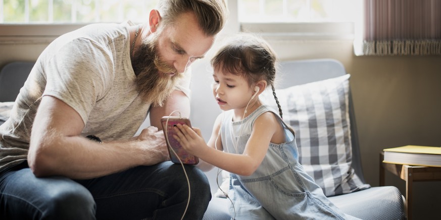 Stock-Foto-Hipsterdad. Er weiss die moderne Technik für sich einzusetzen (aber vermutlich nicht, wer Horace Grant ist).