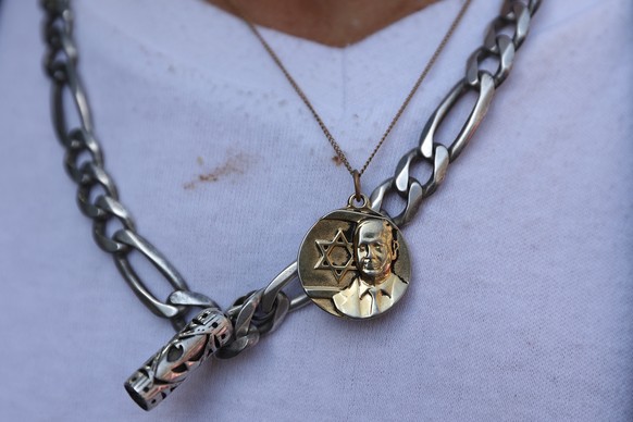 Pendant with the Star of David and the image of Benjamin Netanyahu.