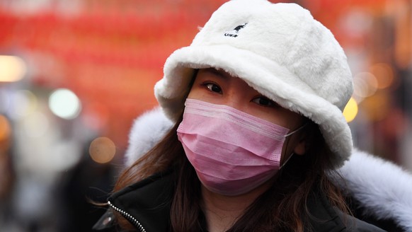 epa08155274 A woman wears a face mask in London, Britain, 23 January 2020. British Health Secretary Matt Hancock has stated that the Corona virus may already be in Britain. EPA/ANDY RAIN