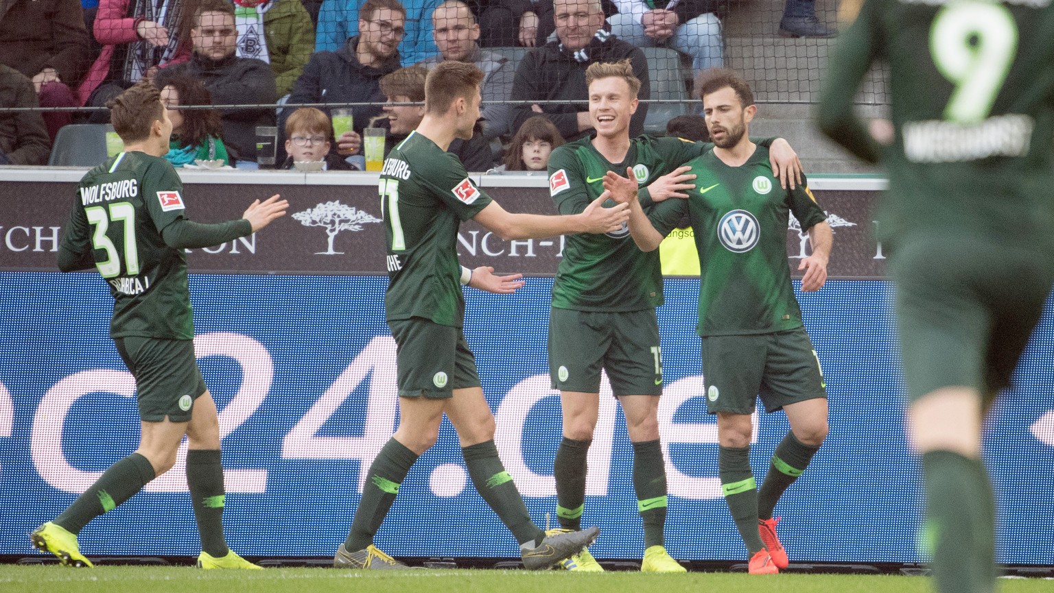 23.02.2019, Nordrhein-Westfalen, Mönchengladbach: Fußball: Bundesliga, Borussia Mönchengladbach - VfL Wolfsburg, 23. Spieltag. Die Wolfsburger Elvis Rexhbecaj (l-r), Felix Klaus , Yannick Gerhardt und ...