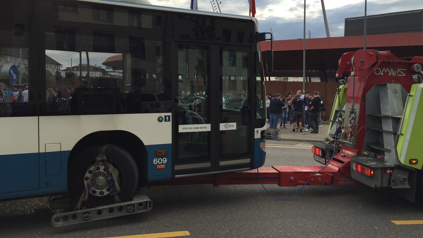 Fertig, bevor es begonnen hat: Vor der Partie wird beim Letzigrund ein defekter VBZ-Bus abgeschleppt.