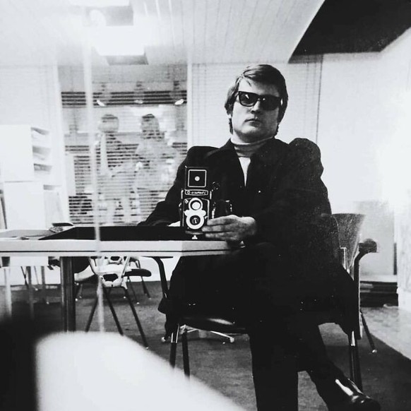 &quot;My Grandpa taking a selfie in the 1960s&quot;
https://www.reddit.com/r/OldSchoolCool/comments/yfqbze/my_grandpa_taking_a_selfie_in_the_1960s/