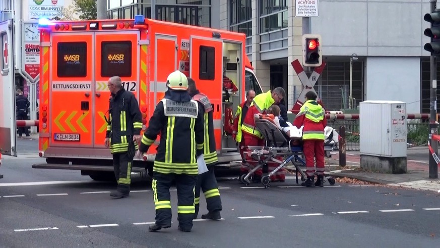 Sanitäter kümmern sich um die Opfer.