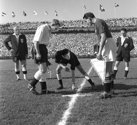 Platzwahl vor dem Spiel mit Linienrichter Stefanovic aus Jugoslawien, dem englischen Captain Wright, Schiedsrichter Zsolt aus Ungarn, dem Schweizer Captain Roger Bocquet und dem Linienrichter Da Costa ...