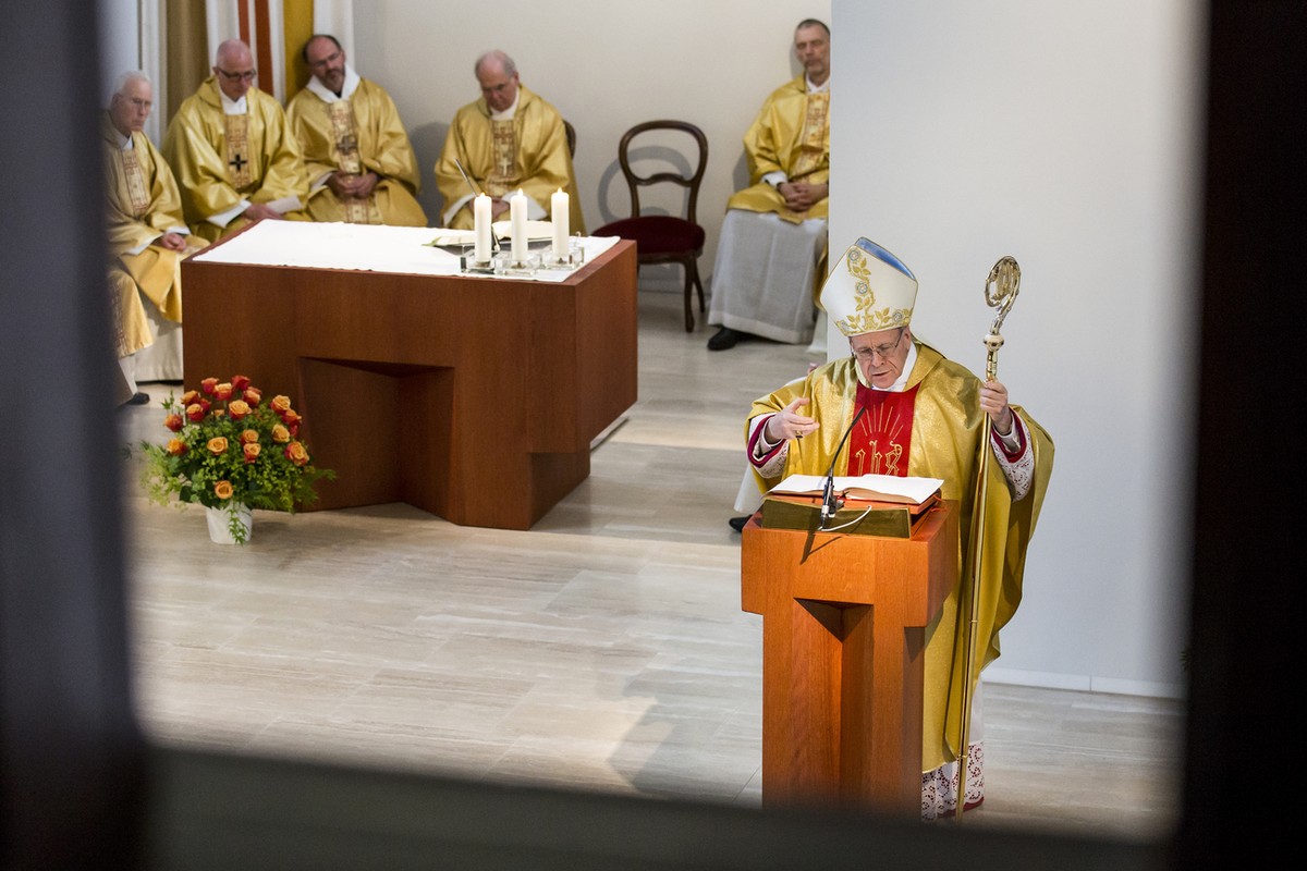 Bischof Vitus Huonder beim Gottesdienst im Kloster Melchtal anlaesslich des 150 Jahre Jubilaeums des Klosters Melchtal St. Niklaus von Fluee, am Samstag, 25. Juni 2016, in Melchtal im Kanton Obwalden. ...