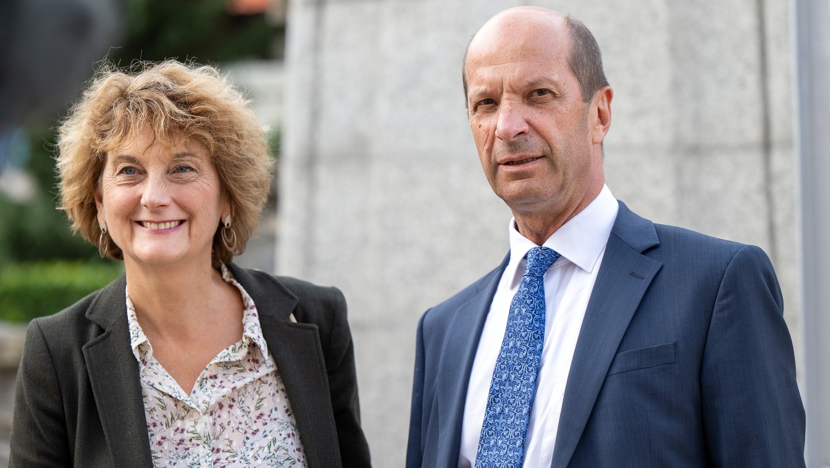 Marianne Maret (Centre) CE, et Beat Rieder (Centre) CE a droite, lors des elections federales du Conseil national et du Conseil des Etats le dimanche 22 octobre 2023 a Sion. Les citoyens suisses se re ...