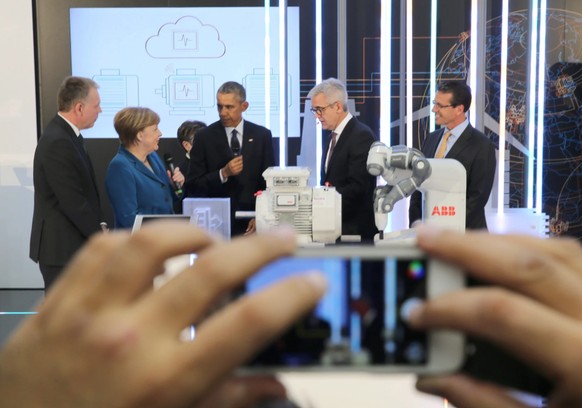 Angela Merkel und Barack Obama besuchten im Frühjahr 2016 an der Hannover Messe den ABB-Stand, wo sie vom damaligen ABB-Chef Ulrich Spiesshofer (2. von rechts) empfangen wurden.