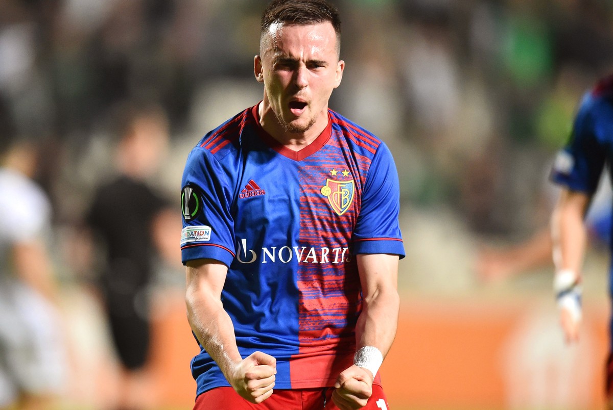 epa09564375 Basel's Liam Millar celebrates after scoring the 1-1 equalizer during the UEFA Europa Conference League group H soccer match between Omonoia Nicosia and FC Basel 1893 in Nicosia, Cypr ...