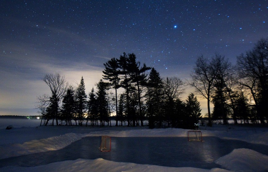 Stars shine over a pond hockey rink on Pigeon Lake in the region of Kawartha Lakes, Ontario February 10, 2015. Hockey-mad Canadians are looking forward to one of the year&#039;s most anticipated telev ...