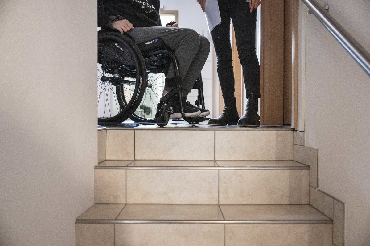 Eine Therapeutin bei einer Hausabklaerung mit einem Klienten des Schweizer Paraplegiker-Zentrums, aufgenommen am Dienstag, 26. Februar 2024 in Kerns. Es wird abgeklaert, welche baulichen Massnahmen un ...